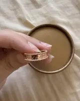 طقم أساور وخواتم نسائي بتصميم راقٍ وأنيق.